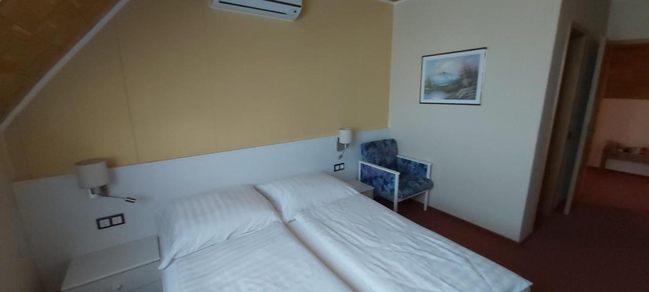 Holp Panzio Hotell Balatonföldvár Exteriör bild
