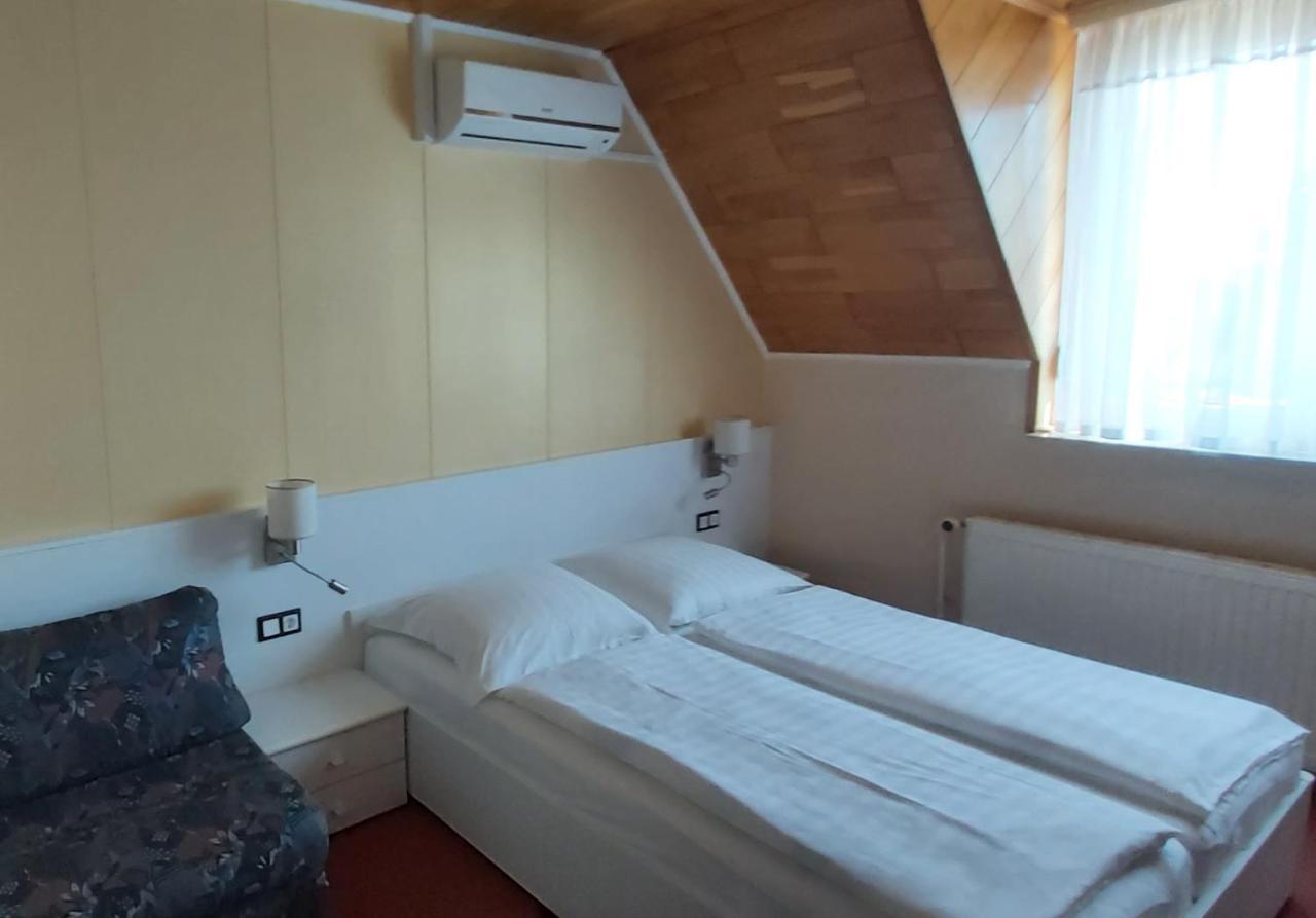 Holp Panzio Hotell Balatonföldvár Exteriör bild